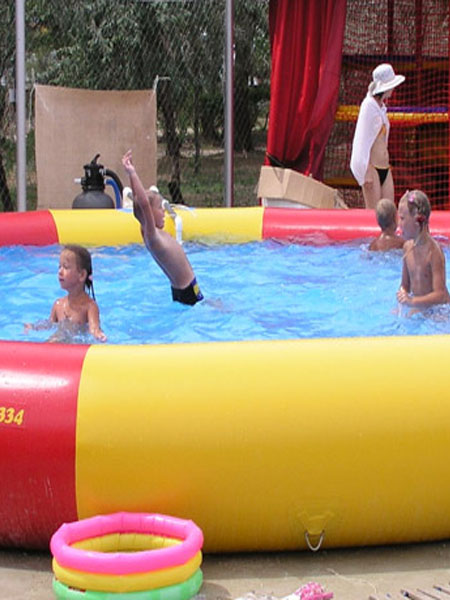 Великий надувний басейн